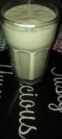 drinkglas amandelmelk banaan spinaziemaaltijdshake vanille