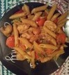 bord met Penne kipfilet wortelen bami groenten